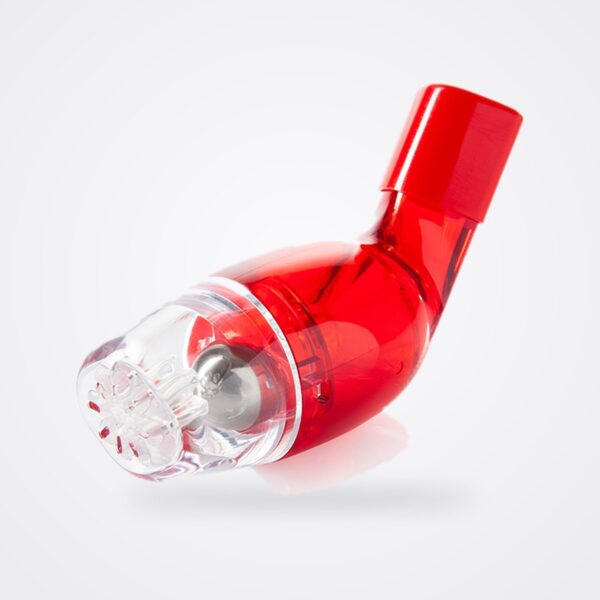 جهاز AirPhysio OPEP الأحمر بغطاء طرفي شفاف مثقّب وكرة من الفولاذ المقاوم للصدأ، مائلًا على خلفية بيضاء