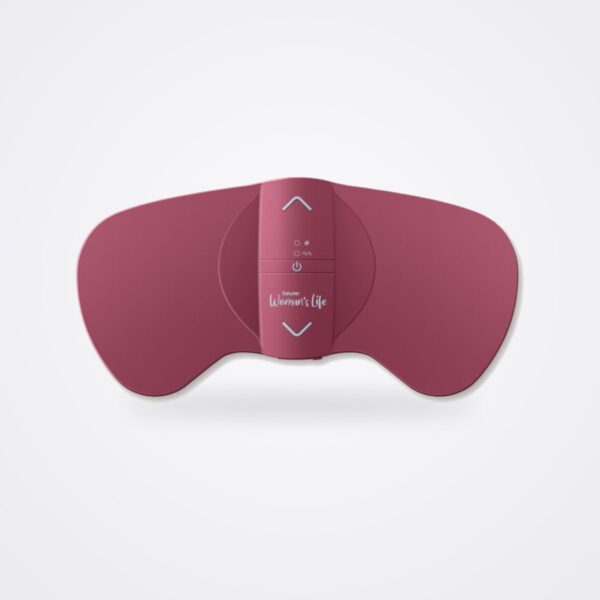لصقة Beurer EM 50 Menstrual Relax بلون أحمر توتي للتحفيز الكهربائي والحرارة، منظر أمامي مع شريط التحكم على خلفية بيضاء