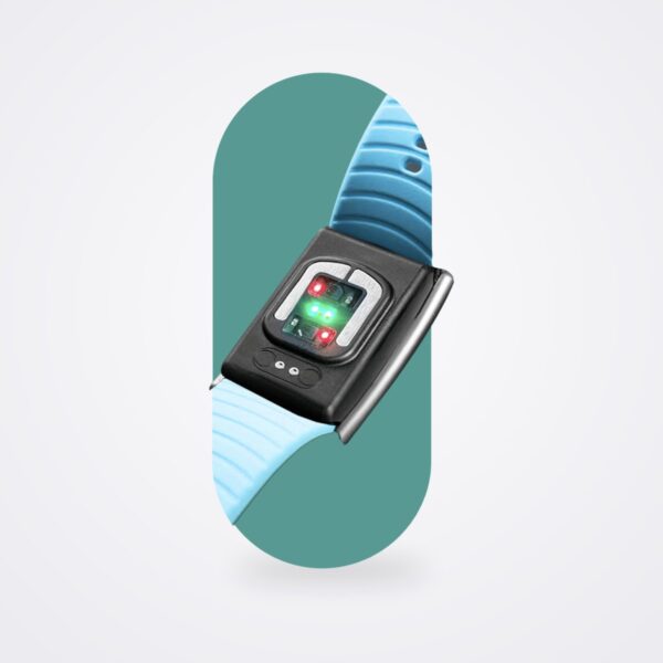 الوجه السفلي لسوار CardioWatch 287-2 تظهر فيه مستشعرات PPG الخضراء والحمراء وأقطاب ECG ونقاط الشحن