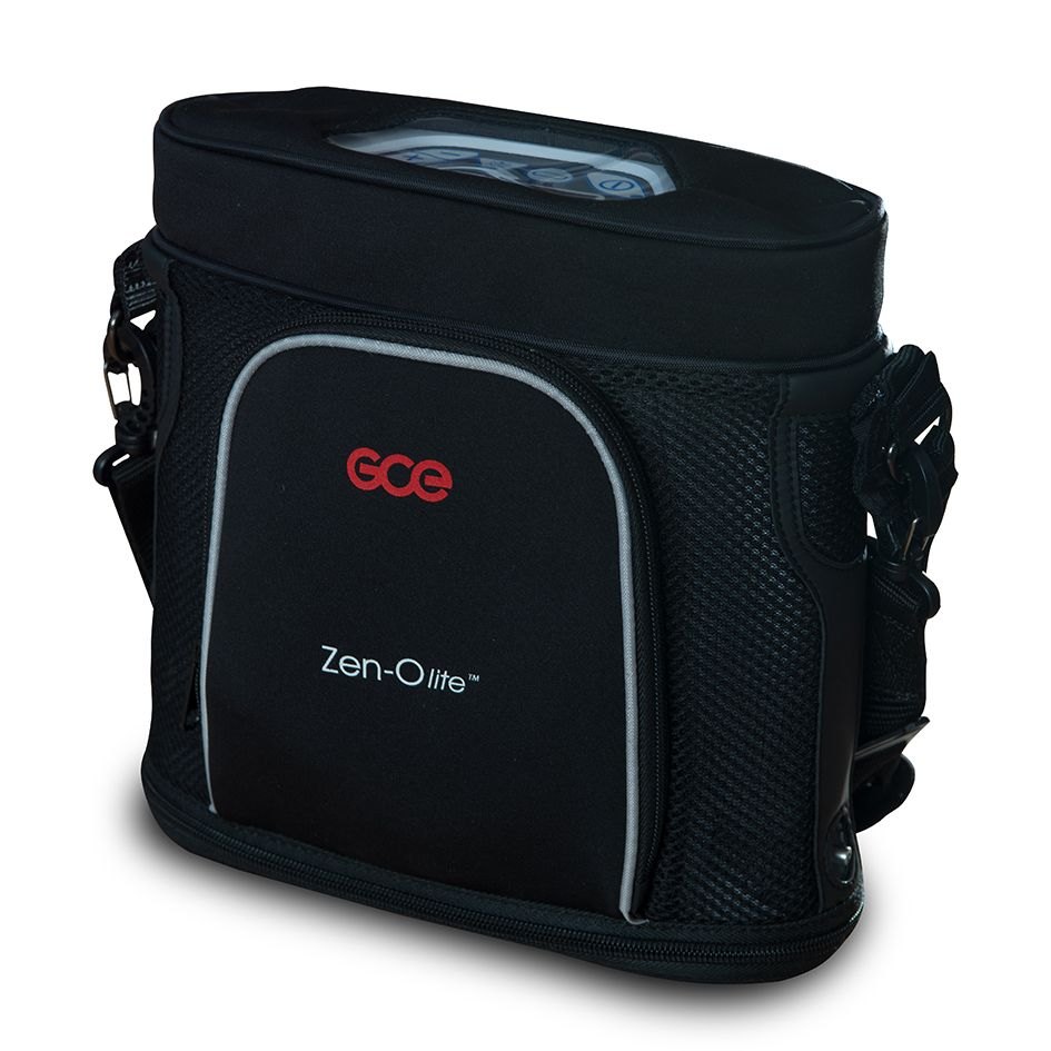 مكثف الأكسجين المحمول GCE Zen-O lite بالتدفق النبضي (RS-00600) 3 جهاز GCE Zen-O lite داخل حقيبة الكتف السوداء والشاشة ظاهرة من الأعلى