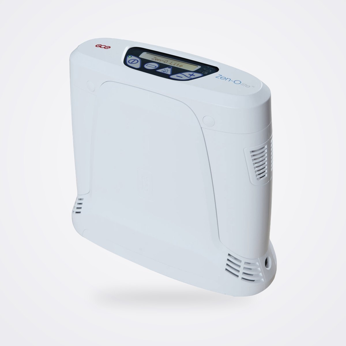 مكثف الأكسجين المحمول GCE Zen-O lite بالتدفق النبضي (RS-00600) 1 مكثف الأكسجين المحمول GCE Zen-O lite باللون الأبيض، منظر جانبي أمامي مع لوحة التحكم العلوية