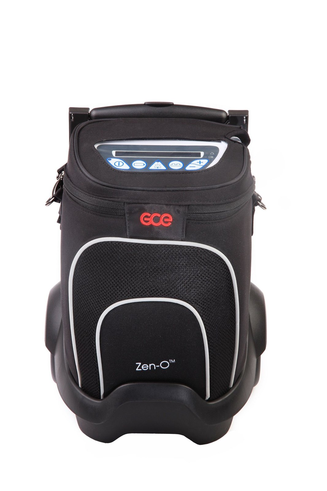 مكثف الأكسجين المحمول GCE Zen-O بالتدفق النبضي والمستمر (RS-00500) 3 مكثف GCE Zen-O داخل حقيبة الحمل السوداء ولوحة التحكم ظاهرة من الأعلى
