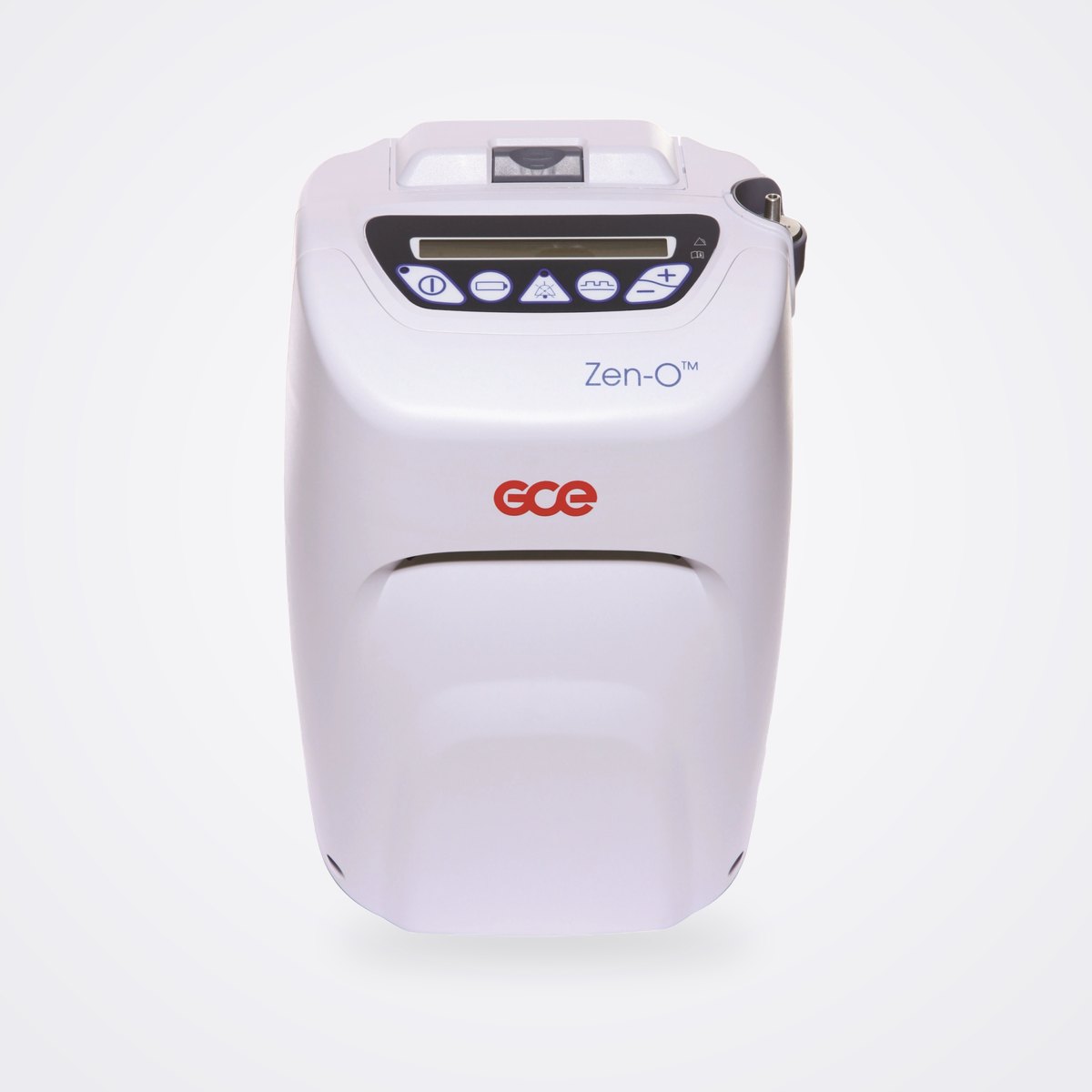 مكثف الأكسجين المحمول GCE Zen-O بالتدفق النبضي والمستمر (RS-00500) 1 مكثف الأكسجين المحمول GCE Zen-O باللون الأبيض، منظر أمامي مع لوحة التحكم والشاشة