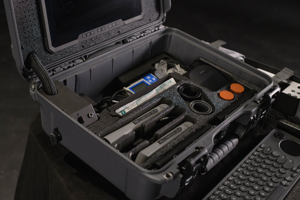 محطة الفحص المتنقلة GlobalMed Transportable Exam Station (TES) مع كاميرا TotalExam للطب عن بُعد 3 داخل حقيبة GlobalMed TES: أجهزة الفحص مثبّتة في الإسفنج بجانب الجهاز اللوحي ولوحة المفاتيح