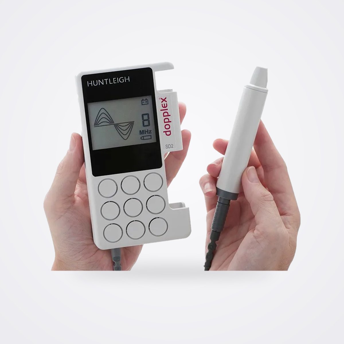 جهاز دوبلر وعائي جيبي ثنائي الاتجاه Huntleigh Dopplex SD2 1 جهاز الدوبلر المحمول Huntleigh Dopplex SD2 بشاشة اتجاه الجريان، في يد المستخدم بجانب مسبار وعائي بتردد 8 ميغاهرتز