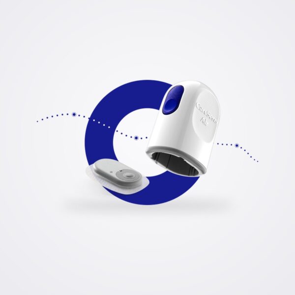 مستشعر CareSens Air على لاصقته بجانب أداة التركيب المتكاملة CareSens Air