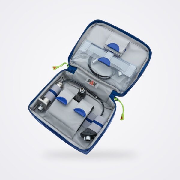 طقم KARL STORZ C-MAC Pocket Monitor Set معروضًا في حقيبة الحمل المفتوحة