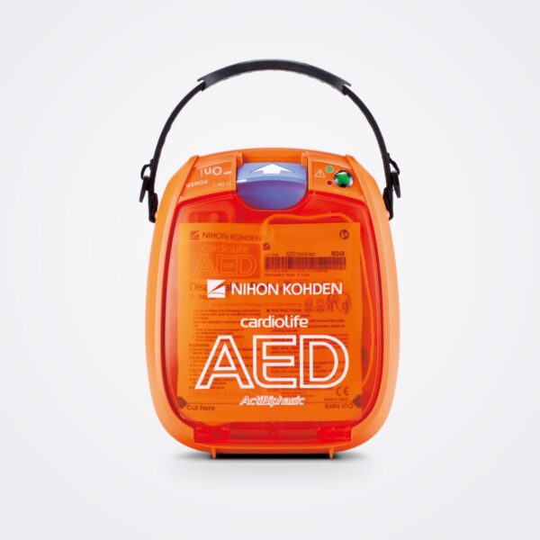 جهاز Nihon Kohden cardiolife AED-3100 بهيكله البرتقالي وحزام الحمل، منظر أمامي وغطاؤه مغلق