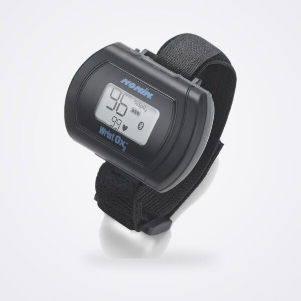 مقياس التأكسج النبضي Nonin WristOx2 Model 3150 BLE على سواره يعرض SpO2 ومعدل النبض