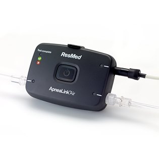 جهاز اختبار النوم المنزلي ResMed ApneaLink Air 3 جهاز التسجيل ApneaLink Air موصولًا بالقنية الأنفية وكابلات مقياس التأكسج