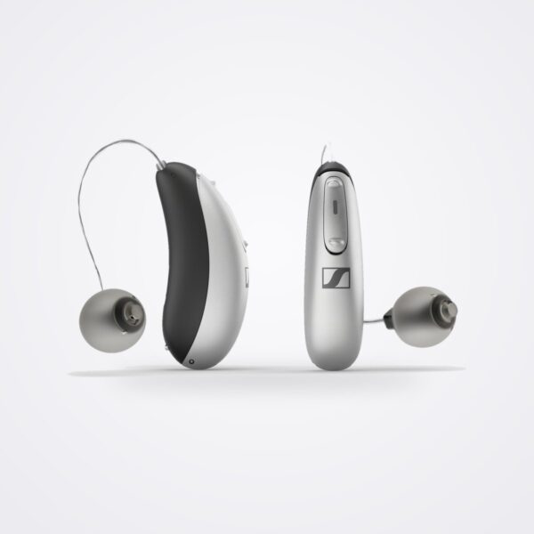 زوج من سماعات الأذن الطبية Sennheiser All-Day Clear بمستقبِل داخل القناة، باللونين الفضي والأسود على خلفية بيضاء
