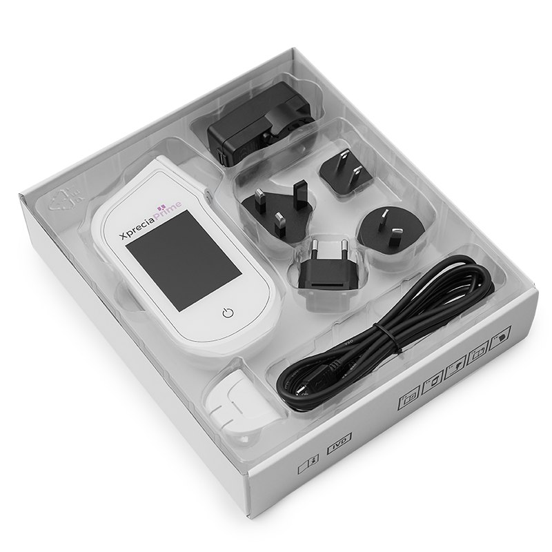 جهاز تحليل التخثر Xprecia Prime من Universal Biosensors لقياس زمن البروثرومبين/النسبة المعيارية الدولية (PT/INR) 4 علبة Xprecia Prime مفتوحة وفيها الجهاز ومزوّد الطاقة ومحوّلات المقابس وكابل USB