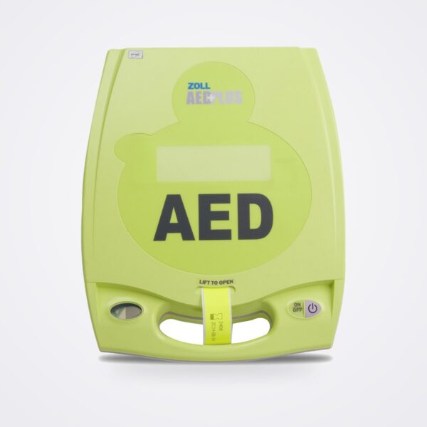 جهاز إزالة الرجفان ZOLL AED Plus بهيكله الأخضر وغطائه مغلق، منظر أمامي على خلفية بيضاء